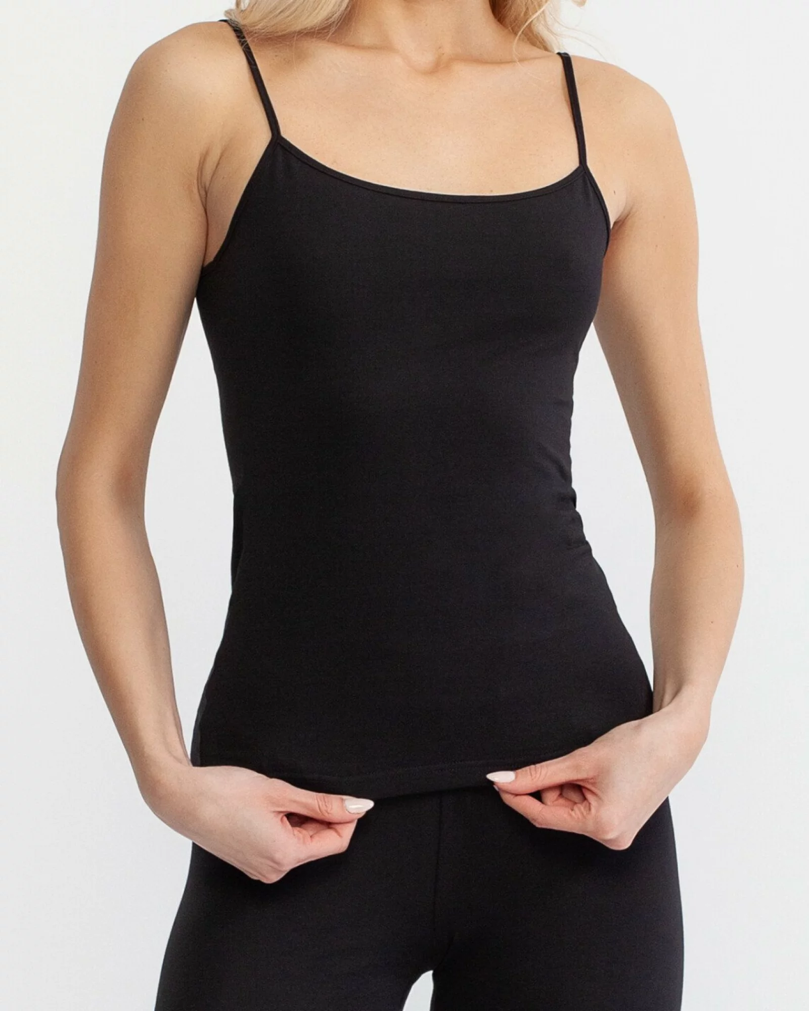 Maiou damă M.2002.Negru